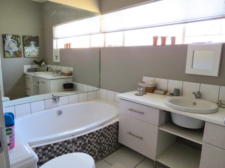 5 Bedroom Property for Sale in Dan Pienaar Free State